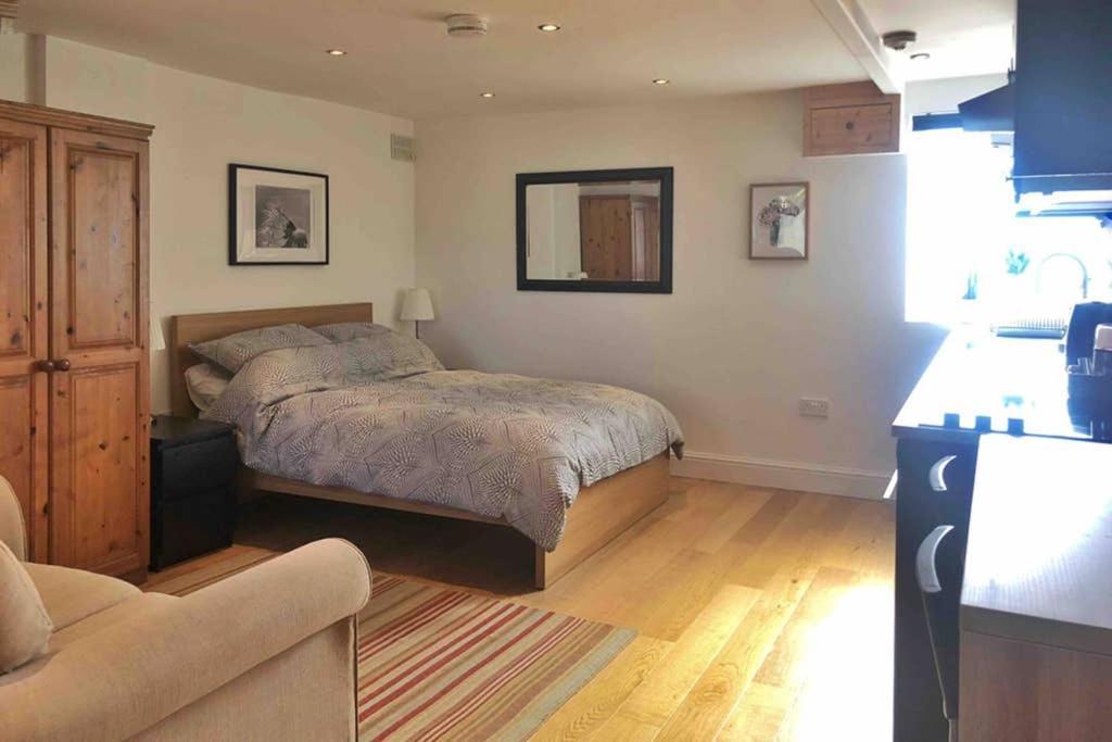 Modern Studio Apartment Near Town Centre Poole Exteriör bild