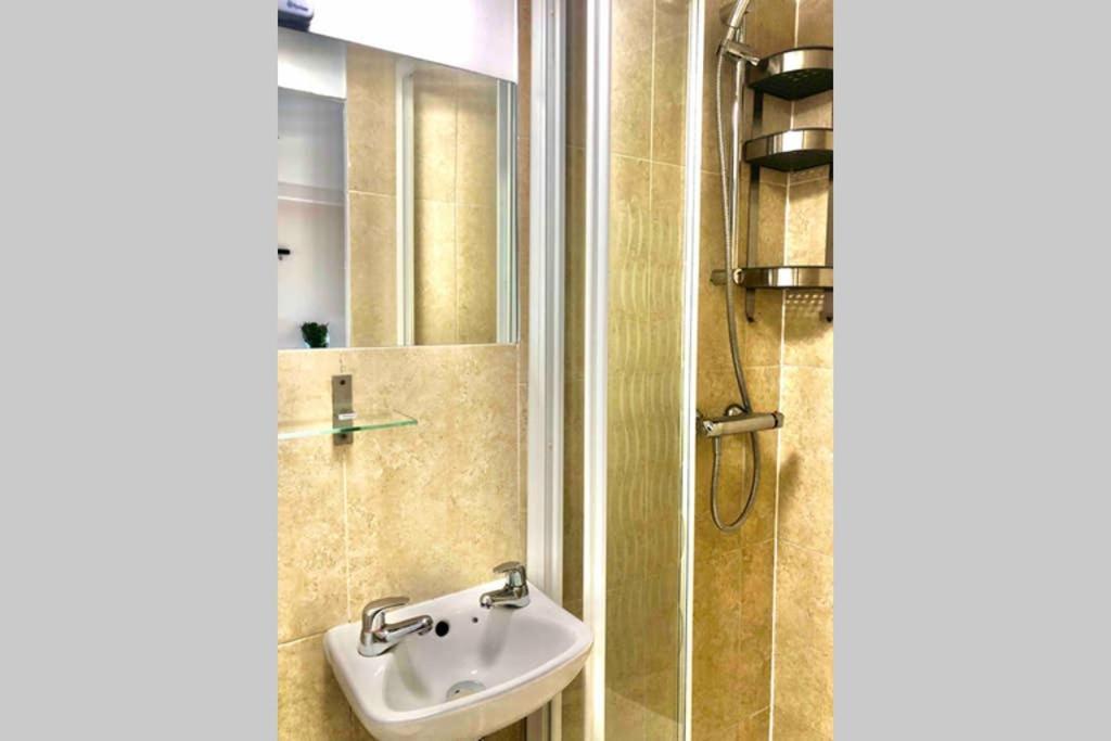 Modern Studio Apartment Near Town Centre Poole Exteriör bild